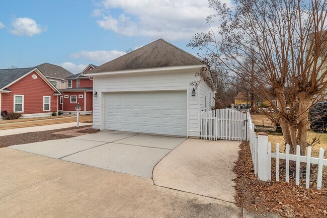 Building Photo - Lovely Riverwood Home
