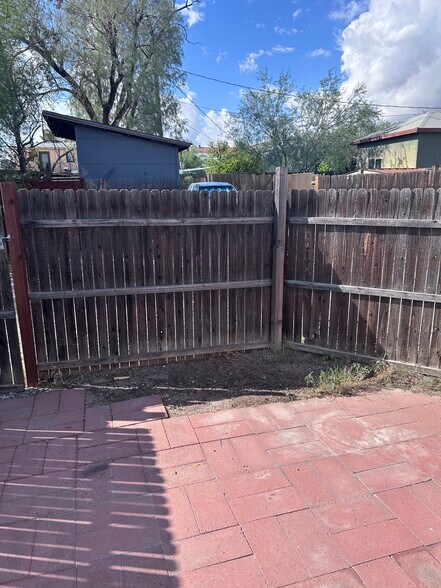 Building Photo - 616 E 8th St