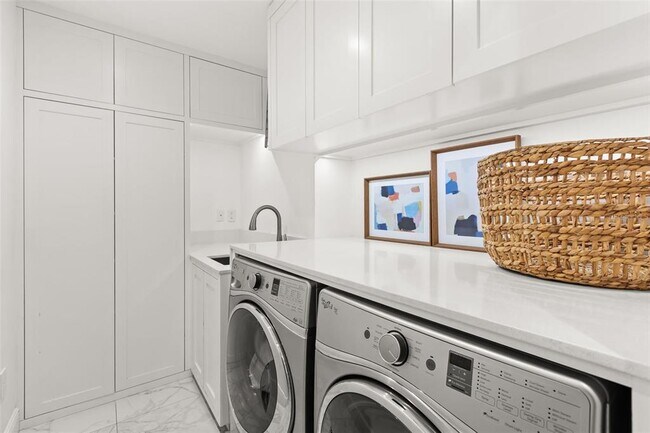 Building Photo - 2220 Vía Tuscany