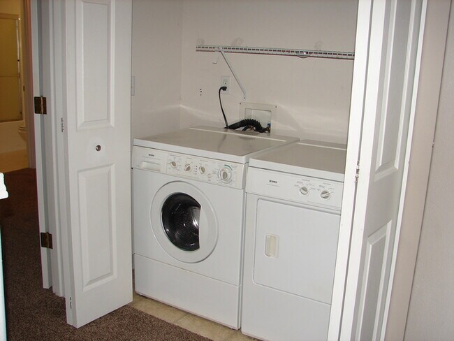 Building Photo - THREE BEDROOM TOWNHOME IN HAZEL DELL