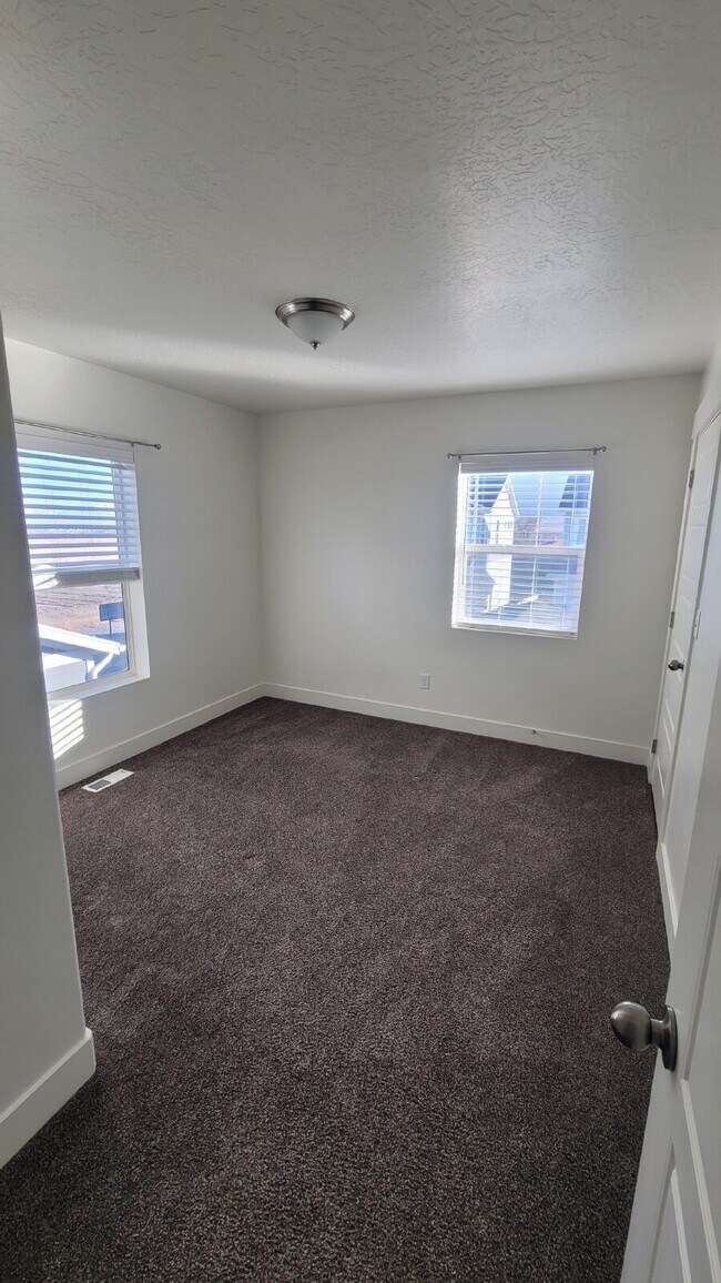 Building Photo - 3 bed 2.5 bath home for Rent. Pet Friendly!