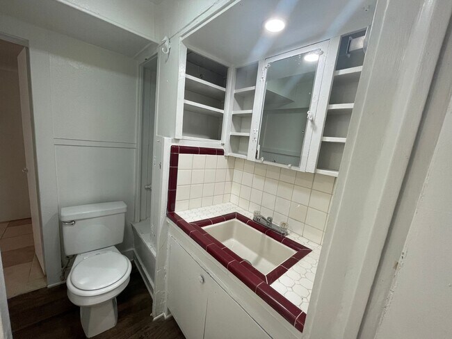 Building Photo - Cozy 1 Bedroom 1 Bath  Downstairs Unit Ready for Move-in ((New Vinyl Plank Flooring)) ~ Fantastic...