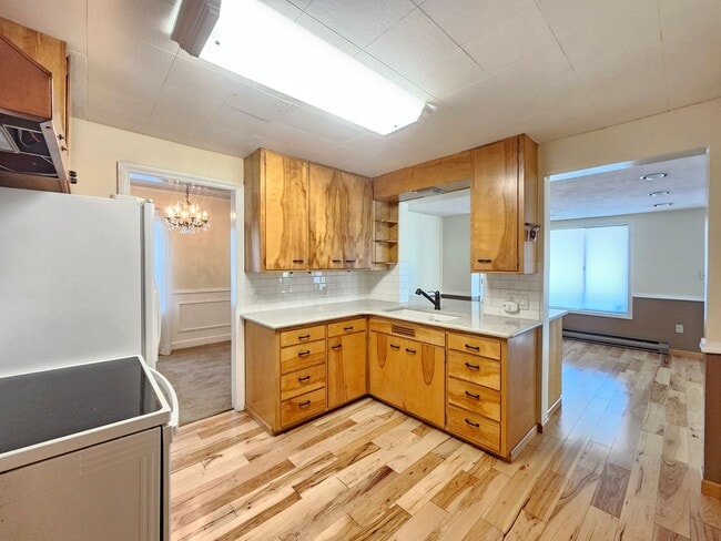 Building Photo - $2,100 - 3 Bed / 2 Bath Charming Home by G...