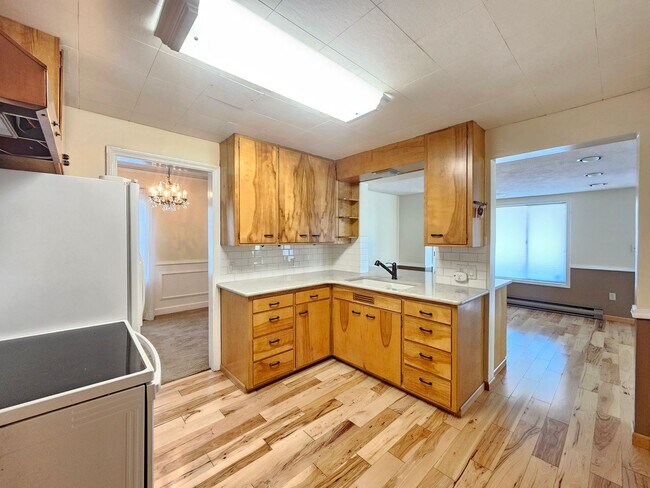 Building Photo - $2,100 - 3 Bed / 3 Bath Charming Home by G...