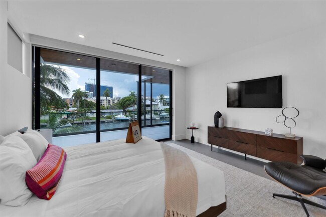 Building Photo - 1730 SE 13th St