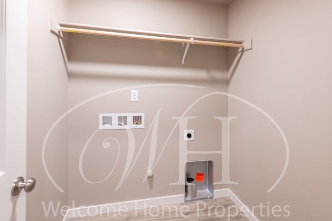 Building Photo - Brand NEW Home Overlooking the Golf Course