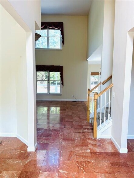 Building Photo - 811 Valley Dr