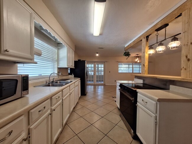 Building Photo - Stunning 4-Bedroom Home in Waterfront Esta...