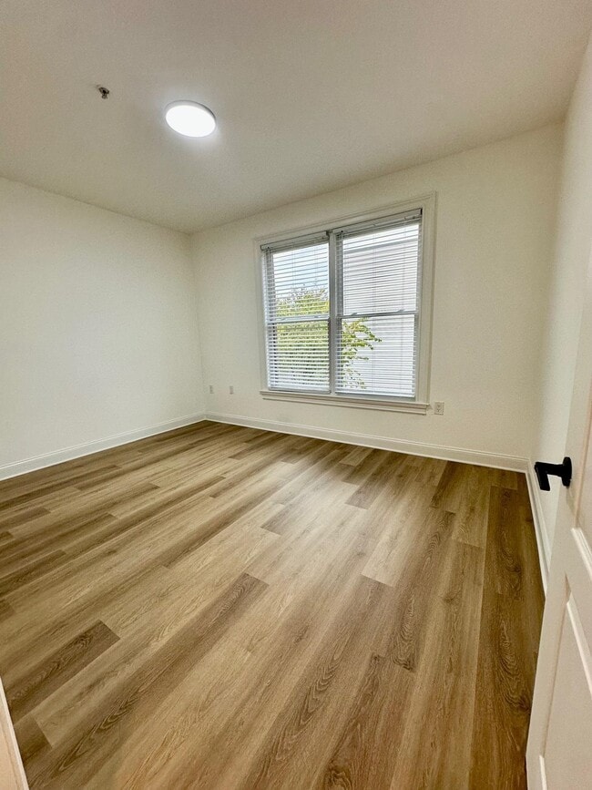 Building Photo - 5 Monitor St