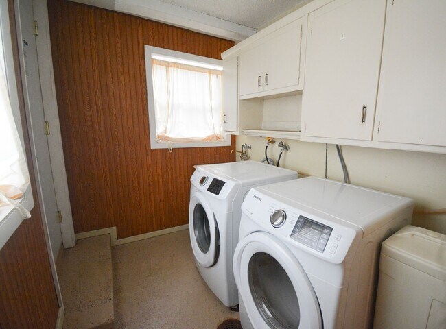 Building Photo - Beautiful multi-level with Gorgeous Yard and LOTS of Storage!
