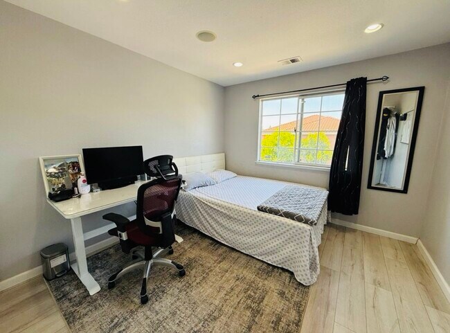 Building Photo - 4122 Bell Common
