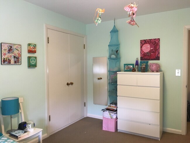 Building Photo - Lovely Mid Century Ranch in sought after West Slope neighborhood!