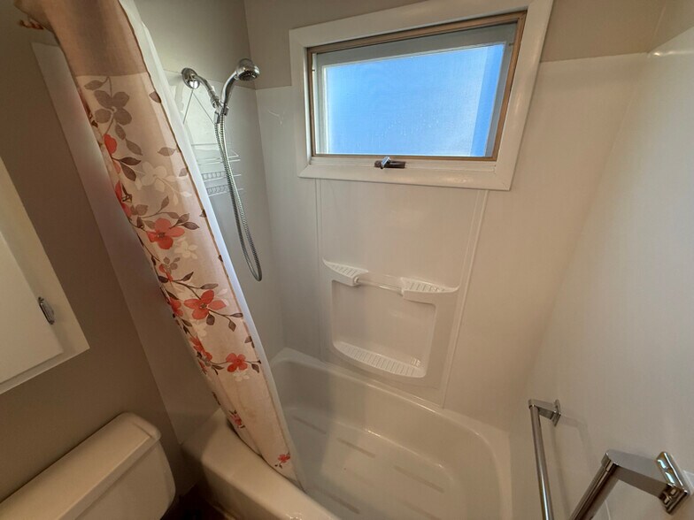 Building Photo - 710 W 8th St