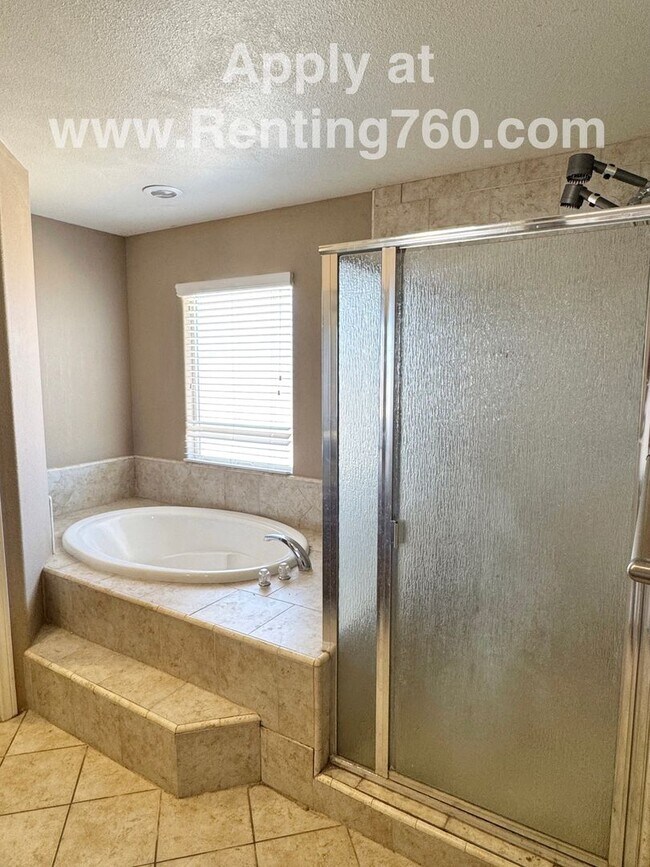 Building Photo - Modern 4 Bedroom 2 Bathroom Home