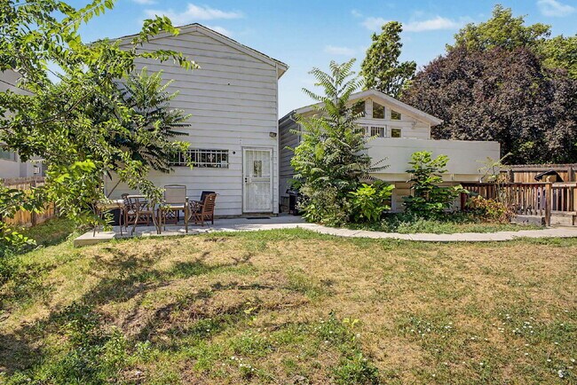 Building Photo - "Charming 3-Bed Townhouse in Denver's Heart – Spacious 1350 Sq Ft Living!"