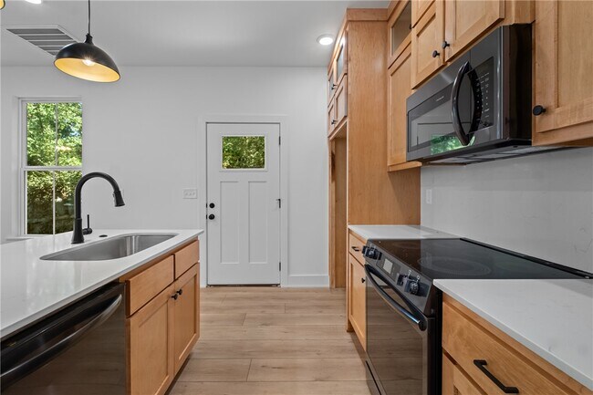 Building Photo - 576 S Willow Ave