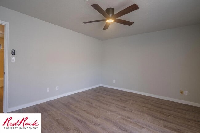 Building Photo - Remodeled 2 Bedroom Townhome. Pet Friendly!