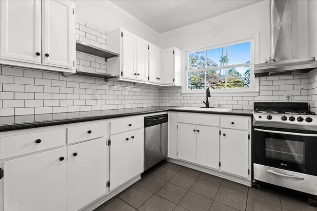Building Photo - BEAUTIFUL FRENCH NORMANDY STYLE 2BR UNIT