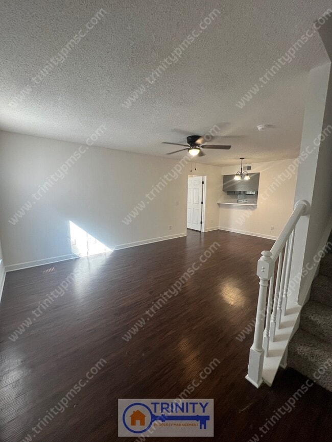 Building Photo - 3 Bedroom Duplex!