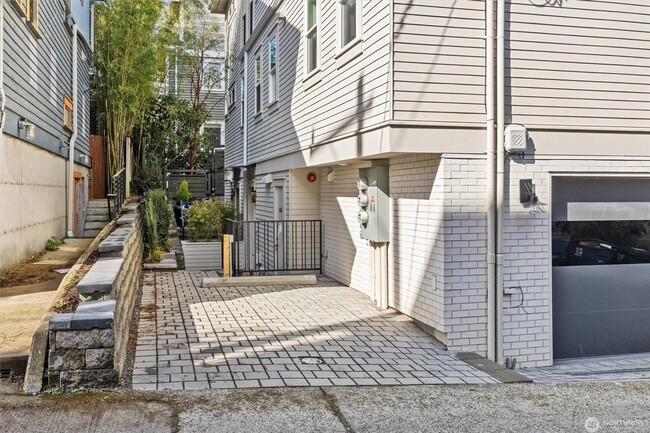 Building Photo - Brand new 2 bedroom with luxury finishes i...