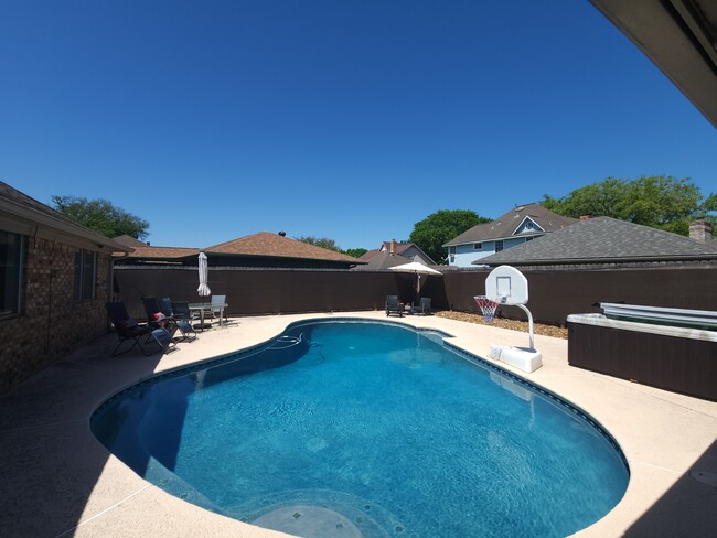 Swimming pool - 606 Tudor Ct