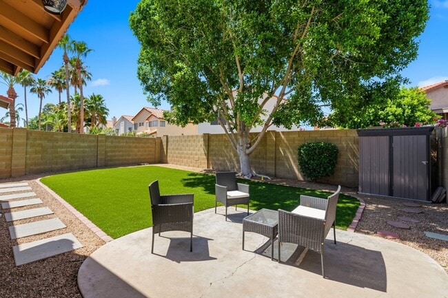 Building Photo - Move-in-ready home available furnished or unfurnished to suit your lifestyle!!