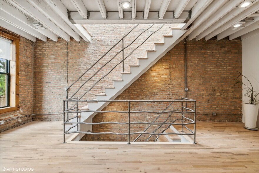 Building Photo - 2156 W Hubbard St