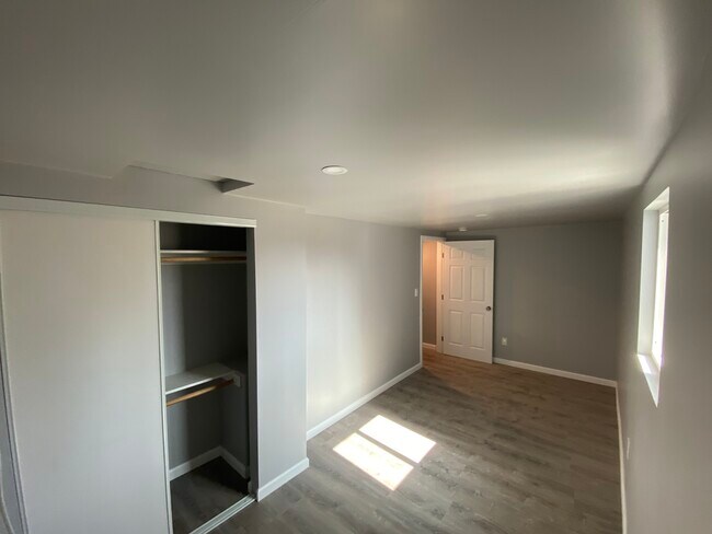 Building Photo - 2146 S West View St