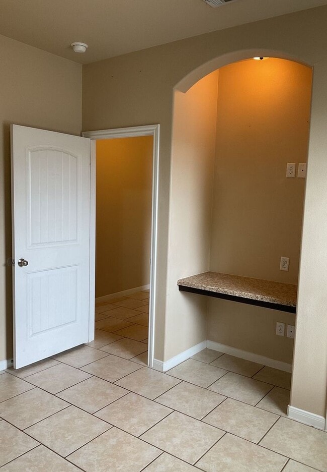 Building Photo - 4610 Cambridge Dr