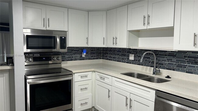 Building Photo - 3100 Riverside Dr