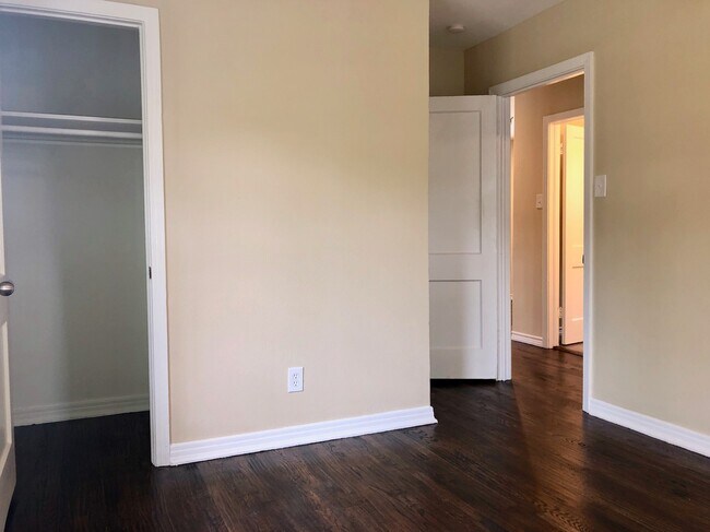 Building Photo - 2 Bedrooms - 1 Bathroom - LARGE Backyard!