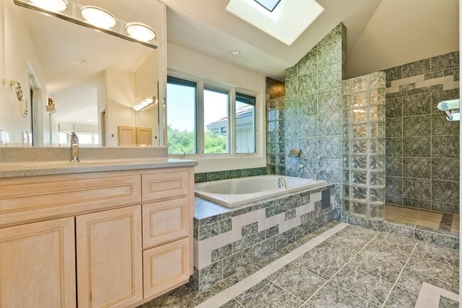 Building Photo - Large 3,767 sqft home on a 10,000 sqft lot- 2 bed located on 1st floor w/ separate entrance - Top...