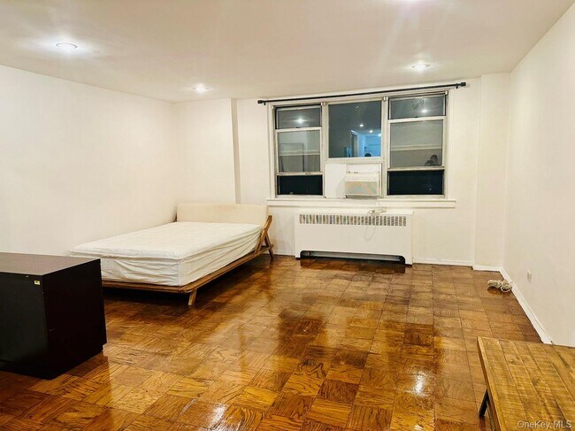 Building Photo - 240 E 35th St