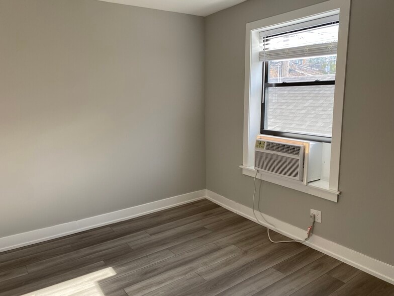 Building Photo - 3929 N Janssen Ave