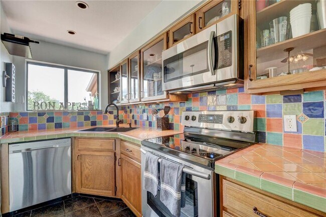 Building Photo - 1406 Windsor Rd