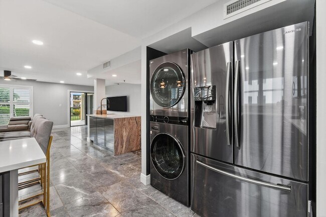 Building Photo - 372 Golfview Rd