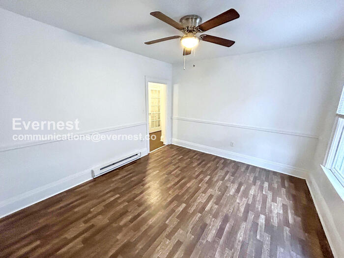 Building Photo - 802 E Broadway