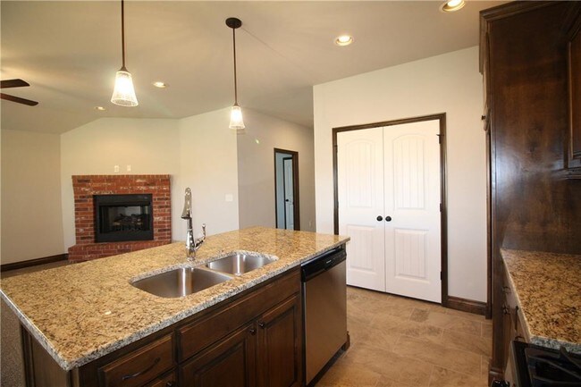 Building Photo - 13924 Northwood Village Dr