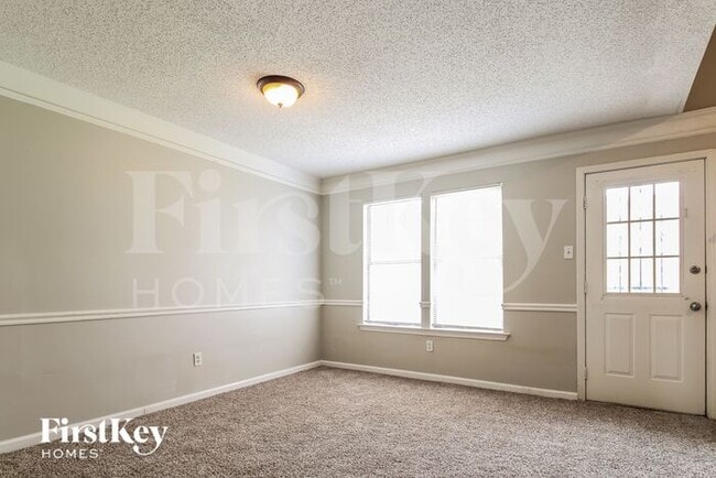 Building Photo - 5885 Ridgehill Dr