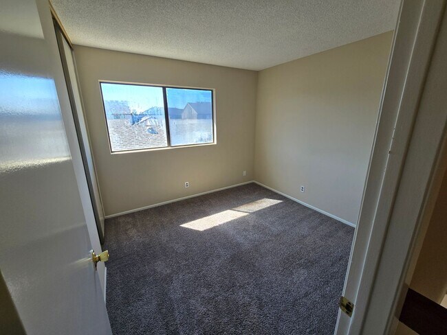 Building Photo - Fantastic 4 Bed, 3 Bath condo!