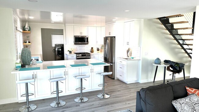 Building Photo - Stunning Newly Renovated 3BD/2.5BA Luxury ...
