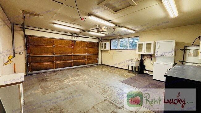 Building Photo - Charming 3 Bedroom Rambler + Large Storage/Shop  | Kent, WA