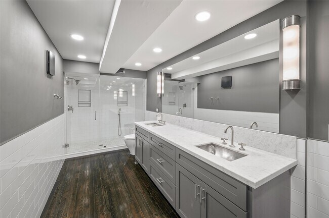 Building Photo - 1025 S Shepherd Dr