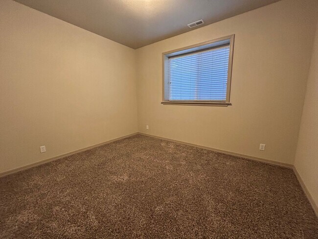 Building Photo - Impressive Home w/ 6 Bedrooms, Full Finished Basement, Lawn Care Included!
