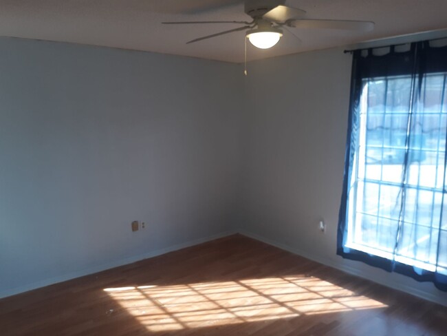 Building Photo - Cute Two Bedroom Two Full Bath Second Floo...