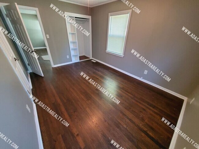 Building Photo - Remodeled 2 Bedroom Raytown Home w/Potential 3rd Bedroom-Available NOW!!