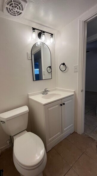 Building Photo - 810 E Redondo Dr