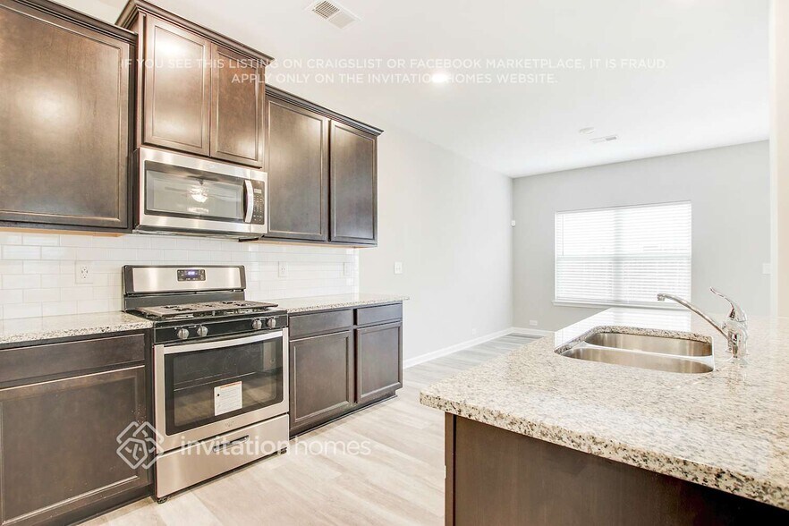 Building Photo - 3941 Lake Manor Way
