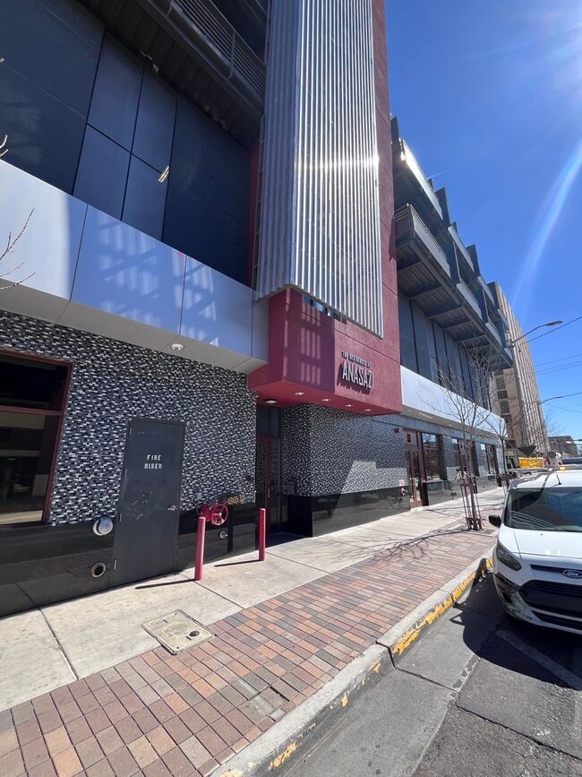 Building Photo - WOWZER Beautiful 1 bedroom Condo