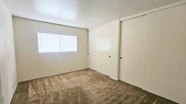 Building Photo - Gorgeous Single Story Home- Huge Back Yard...
